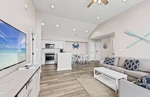 Heron Harbour Isle Condo | 2 BR l 2 BA Condo w/Large Pool, Large Deck with Bay Views - Quiet Neighborhood