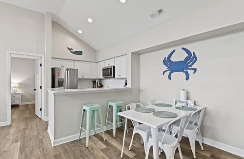 Heron Harbour Isle Condo | 2 BR l 2 BA Condo w/Large Pool, Large Deck with Bay Views - Quiet Neighborhood