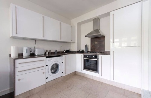 Leyton Apartment | 2 BR, Modern Urban Sanctuary