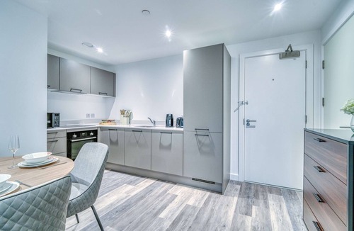 Eccles Apartment | 2-BR Near Salford Royal | City & Town Centre View | 1 Minute to Train & Tram Station | Sleeps 6.