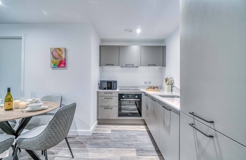 Eccles Apartment | 2-BR Near Salford Royal | City & Town Centre View | 1 Minute to Train & Tram Station | Sleeps 6.