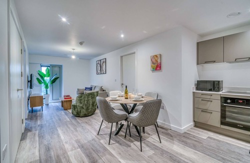 Eccles Apartment | 2-BR Near Salford Royal | City & Town Centre View | 1 Minute to Train & Tram Station | Sleeps 6.