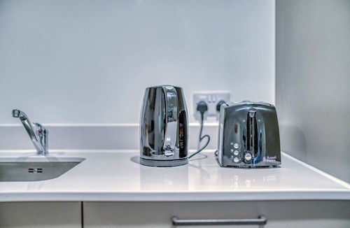 Eccles Apartment | 2-BR Near Salford Royal | City & Town Centre View | 1 Minute to Train & Tram Station | Sleeps 6.