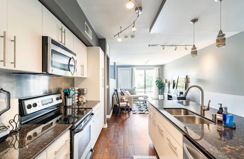 Oak Lawn Condo | 2 BR Oak Lawn Condo WFH Setups Gated Parking