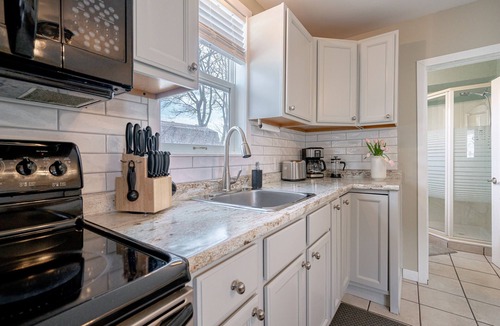Leamington Cottage | 2 BR Point Pelee Lakehouse | Hot Tub and Beach