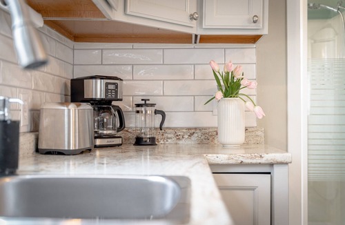 Leamington Cottage | 2 BR Point Pelee Lakehouse | Hot Tub and Beach
