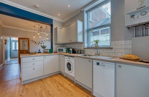 Southsea House | 2 BR Spacious House - Central, Sleeps 4 w/parking
