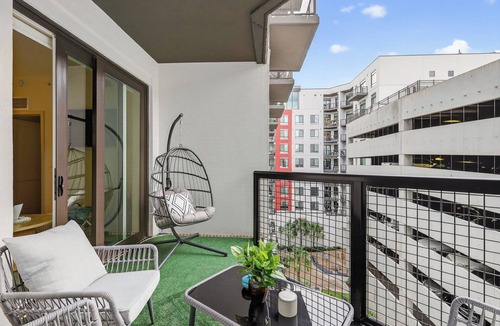 Downtown Jacksonville Apartment | 2 BR suite w/game room and amenities