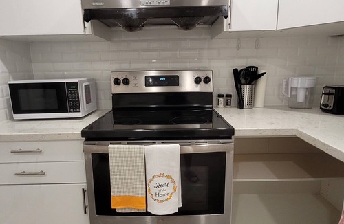 The Peanut Apartment | 2-BR Unit with en-suite Baths, Private Kitchen & Living Rm near Seneca