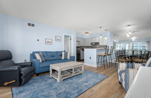 Heron Harbour Isle Condo | 2 BR Waterfront Condo w/pool! 1st floor, Patio, W/D, 10-min walk to the beach