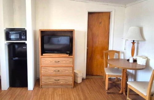 Cadillac Hotel | 2 Bright, Clean Rooms Perfect for Quick Weekend Getaways, Free Parking