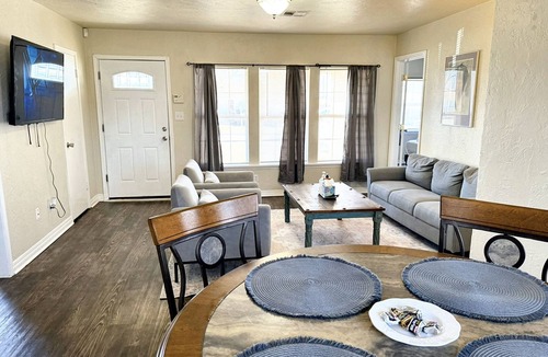 Central Oklahoma City Apartment | 2 brs House With Fenced Yard Near the ZOO