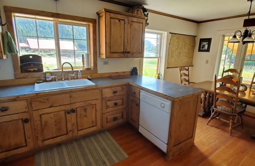 Chewelah Cabin | 2 cabins private lake front