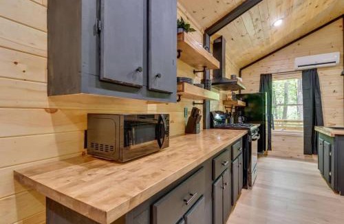 Rocky Grove House | 2 Cabins side by side - Sleeps 9 Perfect for 2 fa