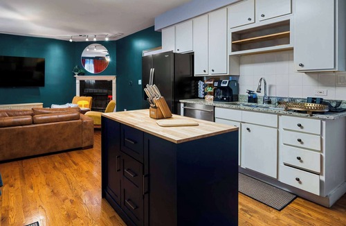 West Town Apartment | 2-Car Parking, PingPong, Arcade, 3 Floors!