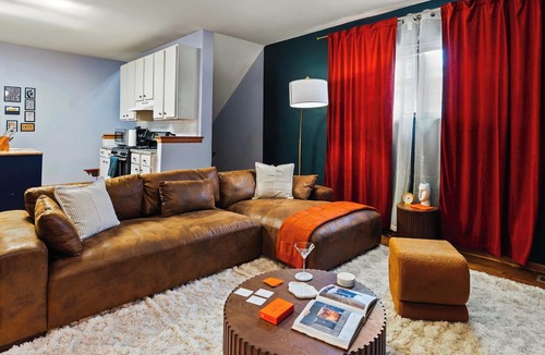 West Town Apartment | 2-Car Parking, PingPong, Arcade, 3 Floors!