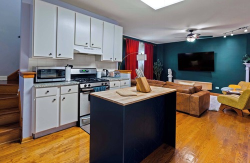 West Town Apartment | 2-Car Parking, PingPong, Arcade, 3 Floors!