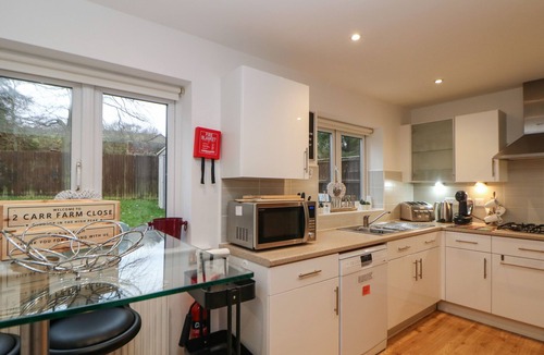 Padfield House | 2 CARR FARM CLOSE, family friendly, with hot tub in Glossop