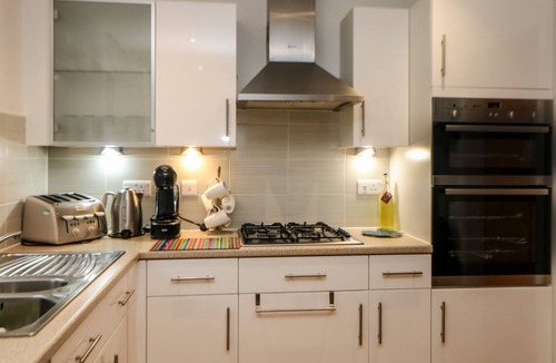 Padfield House | 2 CARR FARM CLOSE, family friendly, with hot tub in Glossop