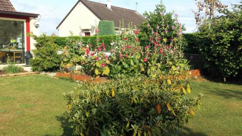 Tourville-sur-Arques House | 2 chambres privées dans un jardin d'hiver, garage voiture, vélos, motos