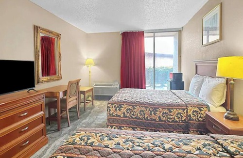 Whitehaven Hotel | 2 Charming Rooms Near Dinings & Downtown Attractions | Free On-site Parking