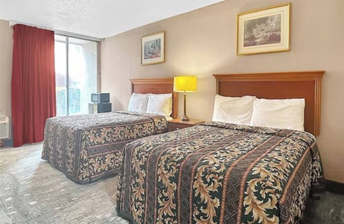 Whitehaven Hotel | 2 Charming Rooms Near Dinings & Downtown Attractions | Free On-site Parking