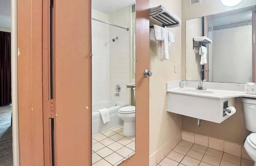 Whitehaven Hotel | 2 Charming Rooms Near Dinings & Downtown Attractions | Free On-site Parking