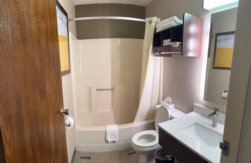 Lexington Hotel | 2 Charming Rooms Near Restaurants & Local Attractions | Free Breakfast & Parking