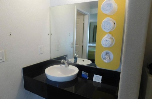 Munras Avenue Hotel | 2 Classic Queens Near Downtown Monterey