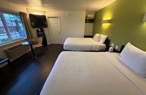Munras Avenue Hotel | 2 Classic Queens Near Downtown Monterey