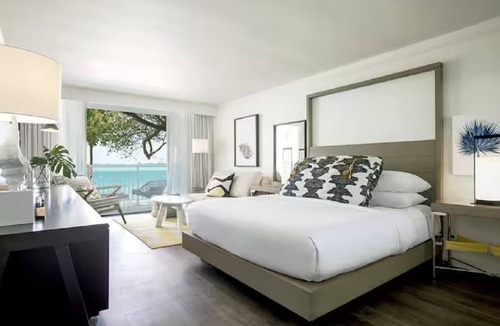 Rock Harbor Hotel | 2 Coconut Wing King Room w/Direct Waterfront View