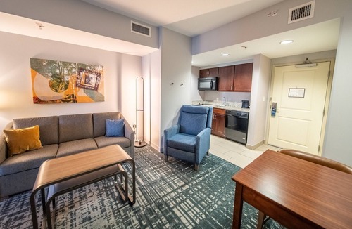Kutzky Park Hotel | 2 Comfortable Accommodation! Kitchen, Pet-Friendly, Indoor Pool, Free Breakfast!