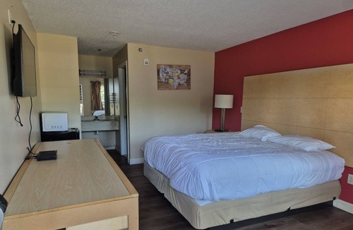 Chickamauga Hotel | 2 Comfortable King Rooms Ideal for Exploring Nearby Chickamauga Highlights
