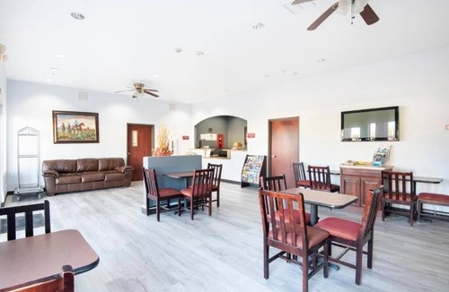 Clute Hotel | 2 Comfortable Rooms, Seasonal Pool, Enjoy Nearby Attractions