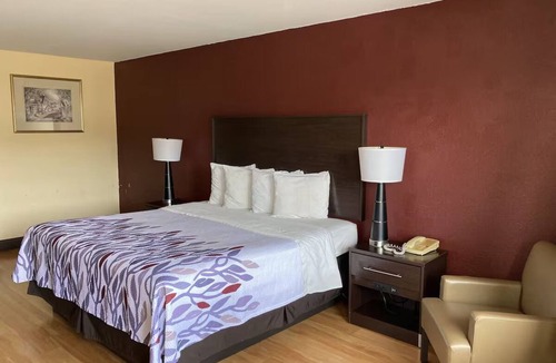 Cleveland Hotel | 2 Comfortable Rooms w/Microwave & Fridge – Convenient