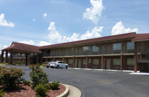 Cleveland Hotel | 2 Comfortable Rooms w/Microwave & Fridge – Convenient