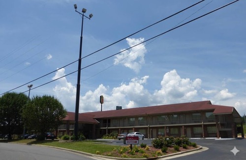 Cleveland Hotel | 2 Comfortable Rooms w/Microwave & Fridge – Convenient