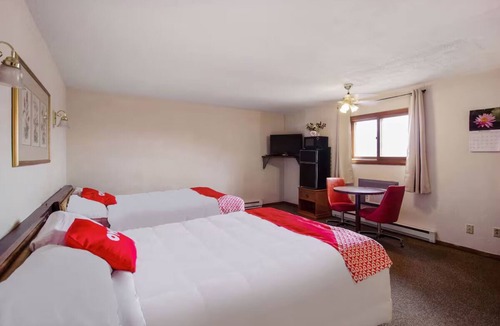 Cheyenne Wells Hotel | 2 Comfortable Rooms Setup for Family Travel & Road Trips