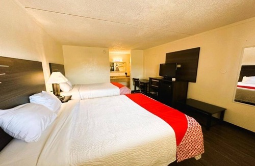 West San Antonio Hotel | 2 Comfortable Rooms Near Parks & Attractions - Outdoor Pool