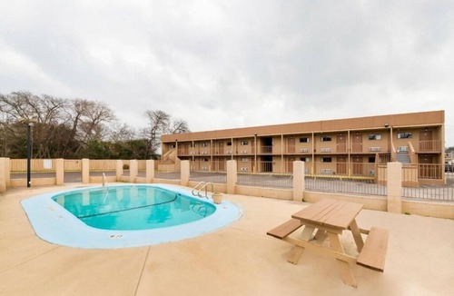 West San Antonio Hotel | 2 Comfortable Rooms Near Parks & Attractions - Outdoor Pool