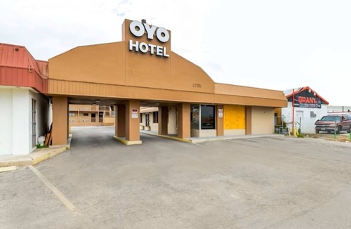West San Antonio Hotel | 2 Comfortable Rooms Near Parks & Attractions - Outdoor Pool