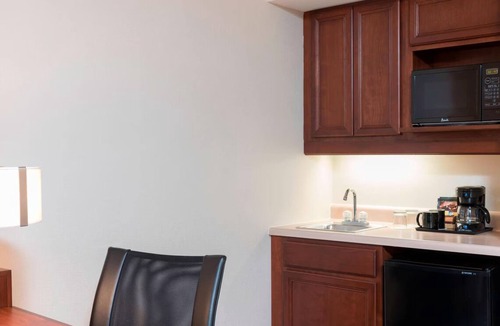 Norwood Park Hotel | 2 Comfortable Suites Perfect for Families & Groups