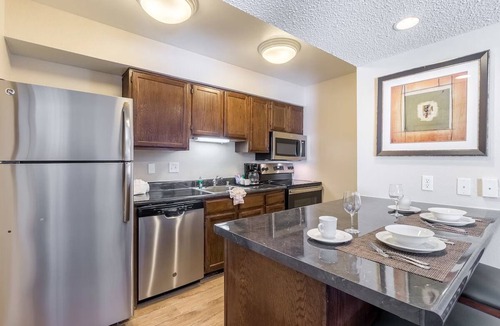 Biggs Field Hotel | 2 Comfortable Units – Pool, Kitchenette & Free Breakfast
