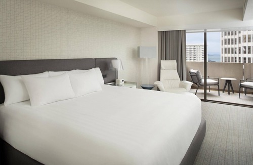 Financial District Hotel | 2 Connecting Suites at a 4⭐️ Hotel