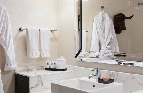 Glencoe Hotel | 2 Connecting Suites at a 4⭐️ Hotel