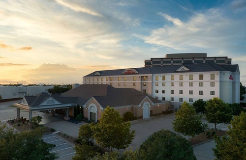 Las Colinas Hotel | 2 Connecting Suites at a Hotel
