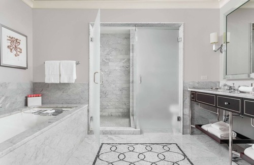 Rush and Division Hotel | 2 Connecting Suites at a 5⭐️ Hotel