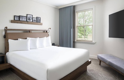 Lost Pines Hotel | 2 Connecting Suites at a 4⭐️ Hotel