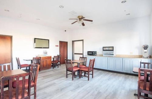 Clute Hotel | 2 Convenient Rooms | Stay Near Local Dining – Affordable & Clean Space
