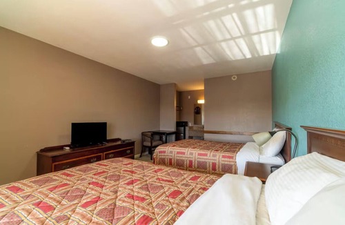 Sweet Home Hotel | 2 Convenient Rooms, Free Parking Near Downtown | Yoakum City Park - 3.7 mi away